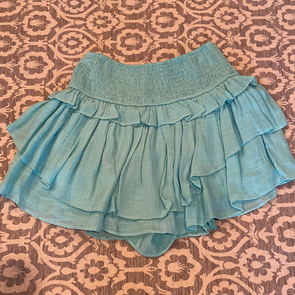 ⭐️ LIKE NEW ⭐️ Do+Be seafoam / soft turquoise ruffle shorts, SMALL